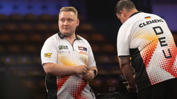 Das deutsche Darts-Duo Martin Schindler (l) und Gabriel Clemens bereiten sich auf ein Match vor. - &copy; J&uuml;rgen Kessler/dpa