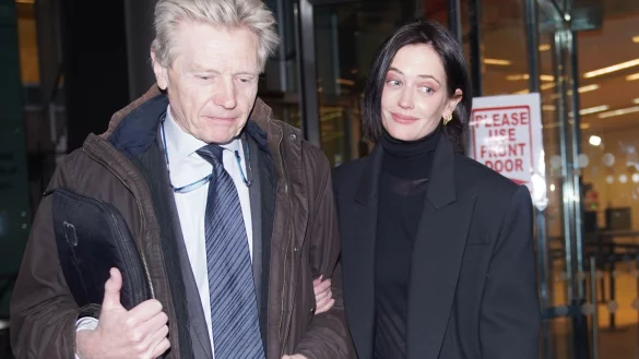 Eva Green (r) verl&auml;sst den High Court im Januar - jetzt hat sich der Prozess ausgezahlt. - &copy; Yui Mok/PA Wire/dpa