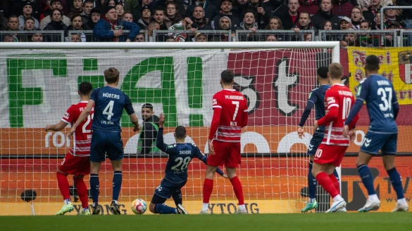 Ellyes Skhiri sorgt f&uuml;r die K&ouml;lner F&uuml;hrung in Augsburg. - &copy; Stefan Puchner/dpa