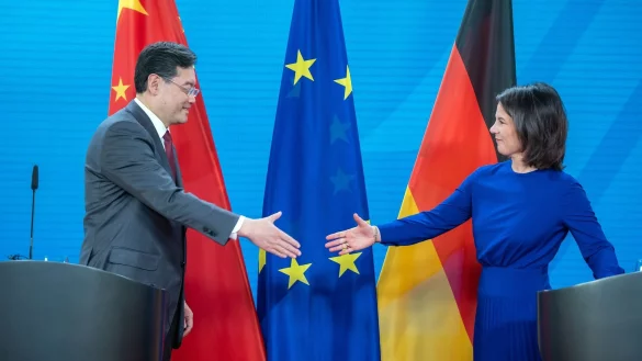 Au&szlig;enministerin Annalena Baerbock mit ihrem chinesischen Amtskollegen Qin Gang. - &copy; Michael Kappeler/dpa-pool/dpa