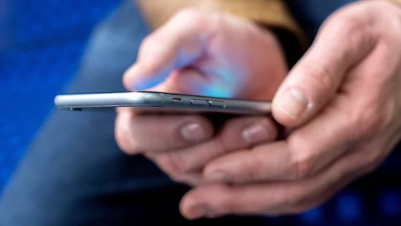 Ein neues Projekt der Deutschen Bahn und verschiedener Telekommunikationsfirmen soll ein stabiles Handynetz an Bahngleisen gew&auml;hrleisten. - &copy; Hauke-Christian Dittrich/dpa