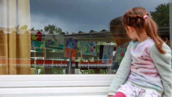 Erwachsenen bleibt er verborgen, aber viele Kinder haben einen imagin&auml;ren Freund, mit dem sie sprechen und der sie eine Zeitlang begleitet. - &copy; Mascha Brichta/dpa-tmn