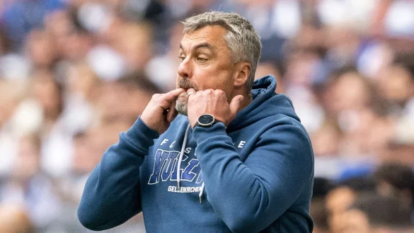 Schalke-Trainer Thomas Reis will mit seinem Team den Abstieg aus der Bundesliga verhindern. - © David Inderlied/dpa