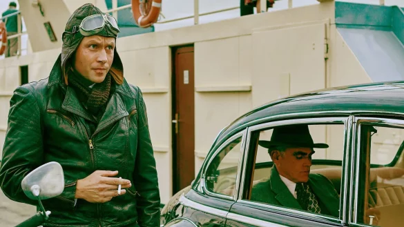 Wolfgang Berns (Max Riemelt, l) berichtet Otto John (Sebastian Blomberg, r), was er herausgefunden hat bei seinen Recherchen. - &copy; Kai Schulz/Odeon Fiction/ARD/dpa