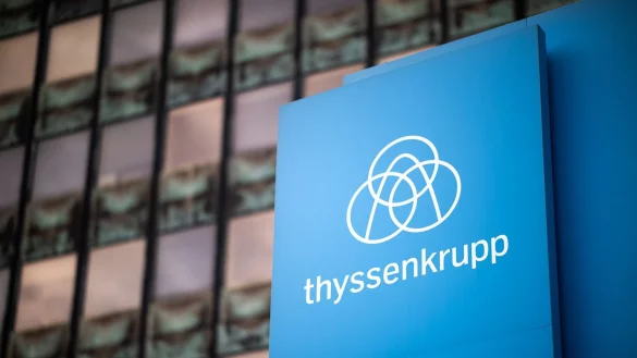 Der Schriftzug &laquo;thyssenkrupp&raquo; ist auf einem Schild vor der Konzernzentrale zu sehen. - &copy; Jonas G&uuml;ttler/dpa