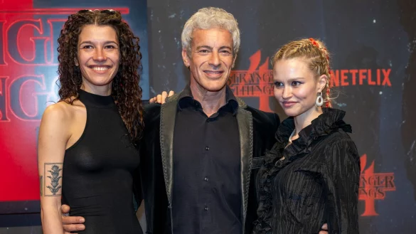 Schauspieler Gedeon Burkhard in Begleitung von Sascha Veduta (l) und Ann-Britt Dittmar in Berlin. - © Monika Skolimowska/dpa