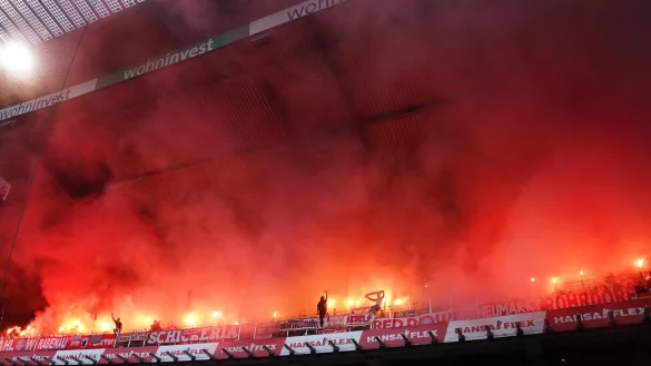 In der vergangenen Saison hatten Bayern-Fans im Bremer Stadion Feuerwerksk&ouml;rper abgebrannt. - &copy; Marcus Brandt/dpa