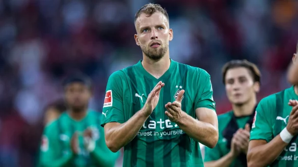 Gladbachs Marvin Friedrich bedankt sich nach dem Spiel bei den Fans f&uuml;r die Unterst&uuml;tzung. - &copy; Tom Weller/Deutsche Presse-Agentur GmbH/dpa/Archivbild