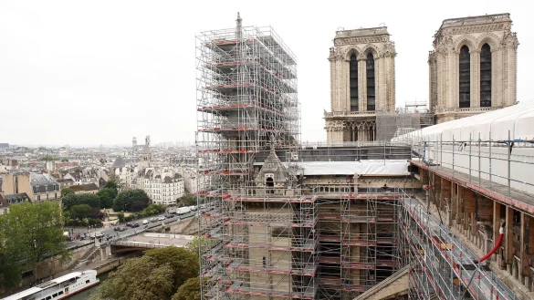 Nach dem verheerenden Brand: Die Querschiffe der Kathedrale Notre-Dame in Paris werden von zwei neuen Ger&uuml;sten &uuml;berragt. - &copy; Davidbordes/Etablissement public charg&eacute; de la conservation et de la restauration de la cath&eacute;drale Notre-Dame de Paris /dpa
