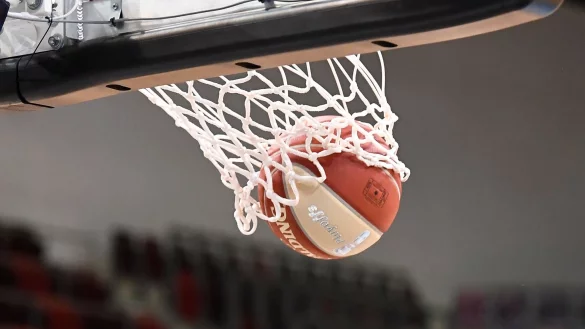 Ein Basketball landet im Korb. - &copy; Thomas Kienzle/dpa/Symbolbild
