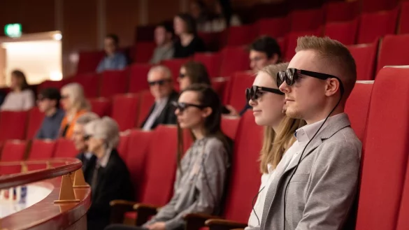 Zuschauer tragen in der Oper am Rhein sogenannte Augmented-Reality-Brillen (AR-Brillen). - &copy; Lukas Loss/Deutsche Oper am Rhein/dpa/Archivbild