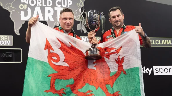 Die Waliser Darts-Spieler Gerwyn Price (l) und Jonny Clayton feiern den Sieg bei der Team-WM. - &copy; J&uuml;rgen Kessler/dpa