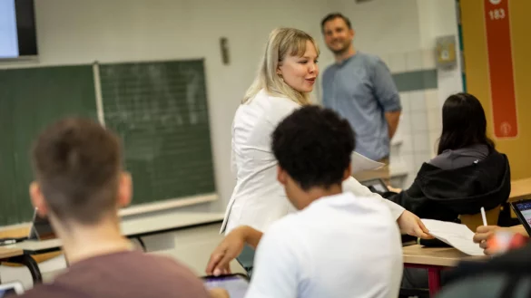 Die Oberstufensch&uuml;lerin Gina Marie Wiethege spielt im Rahmen des Projekts Rollenwechsel einen Tag lang Lehrer. - &copy; Christoph Reichwein/dpa