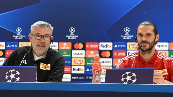 Union-Trainer Urs Fischer (l) und Kapit&auml;n Christopher Trimmel bei der Pressekonferenz in Madrid. - &copy; Matthias Koch/dpa