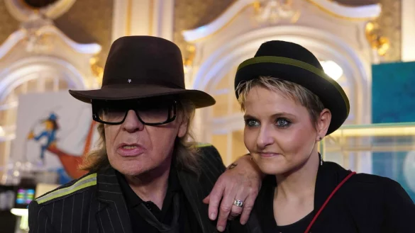 Der S&auml;nger und Musiker Udo Lindenberg steht neben seiner Freundin Tine Acke in der Hamburger Laeiszhalle. - &copy; Marcus Brandt/dpa