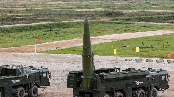 Eine &laquo;Iskander-M&raquo;-Rakete wird w&auml;hrend einer Demonstration des Internationalen Milit&auml;rtechnischen Forums &laquo;ARMY-2016&raquo; im &laquo;Patriot&raquo;-Park der russischen Streitkr&auml;fte auf den Abschuss vorbereitet. - &copy; picture alliance / dpa