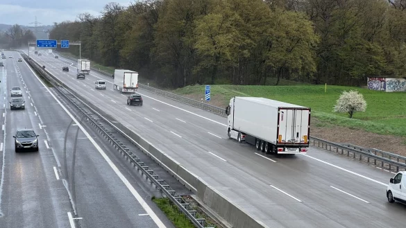 Normalerweise gilt an Sonntagen ein Fahrverbot von 0 bis 22 Uhr f&uuml;r Lastwagen mit einem zul&auml;ssigen Gesamtgewicht von &uuml;ber 7,5 Tonnen. - &copy; Christian Flohr/dpa/dpa