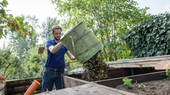 Viele K&uuml;chen- und die Gr&uuml;nabf&auml;lle aus dem Garten werden auf einem Kompost mit der Zeit zu D&uuml;nger. - &copy; Christin Klose/dpa-tmn