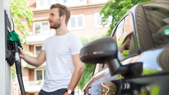 Weiter zapfen anstelle zu laden: Mit E-Fuels, so die Bef&uuml;rworter, k&ouml;nnen auch in weiterer Zukunft Autos noch mit Verbrenner umweltfreundlicher betrieben werden. - &copy; Christin Klose/dpa-tmn