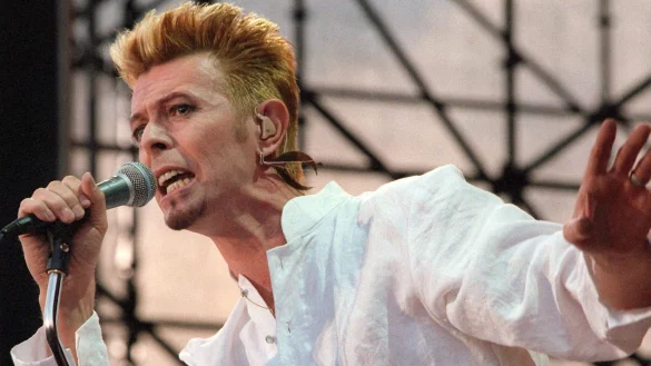 Der britische Musiker David Bowie auf der B&uuml;hne (1997). - &copy; Markus Beck/dpa