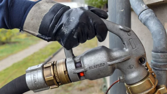 Ein Mehrfamilienhaus wird &uuml;ber eine Zapfpistole mit Heiz&ouml;l betankt. - &copy; Patrick Pleul/zb/dpa