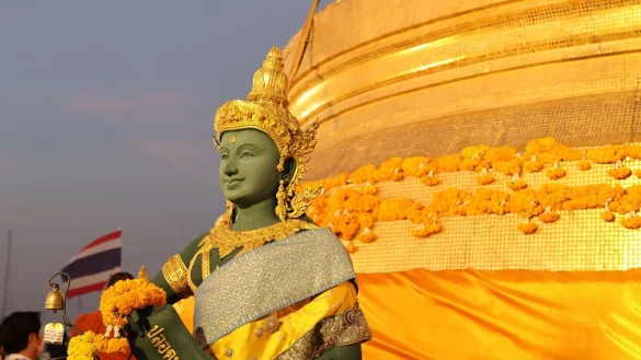 Begegnung mit Bl&uuml;ten: Blumen dienen als Opfergaben in Tempeln wie etwa dem Wat Saket, eine der &auml;ltesten buddhistischen Tempelanlagen in Bangkok. Er liegt auf dem k&uuml;nstlich aufgesch&uuml;tteten &laquo;goldenen Berg&raquo;. - &copy; Verena Wolff/dpa-tmn