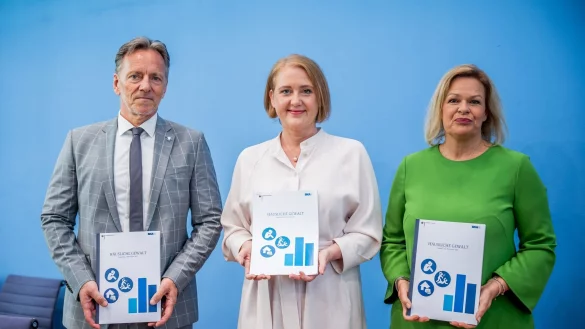 Bundesinnenministerin Nancy Faeser (r), Familienministerin Lisa Paus und BKA-Pr&auml;sident Holger M&uuml;nch bei der Vorstellung des Lagebildes zum Thema H&auml;usliche Gewalt. - &copy; Michael Kappeler/dpa