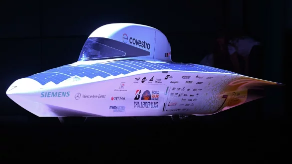 Der "Sonnenwagen" steht auf der B&uuml;hne. Studenten aus Aachen haben ein selbst entwickeltes Solar-Rennauto pr&auml;sentiert. - &copy; Federico Gambarini/dpa