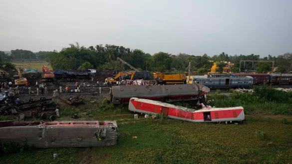 Mehr als 300 Menschen sind bei dem schweren Zugungl&uuml;ck ums Leben gekommen. - &copy; Rafiq Maqbool/AP