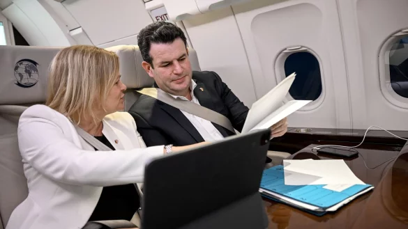 Nancy Faeser und Hubertus Heil auf dem Flug von Ottawa nach Toronto. - &copy; Britta Pedersen/dpa