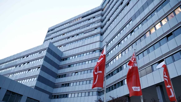 Fahnen wehen vor der Fassade des Senders Rundfunk Berlin-Brandenburg (RBB) am Sitz an der Masurenallee in Berlin. - &copy; Carsten Koall/dpa