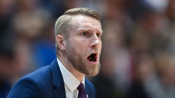 Bonns-Trainer Tuomas Iisalo an der Seitenlinie. - &copy; Hendrik Schmidt/dpa/Archivbild