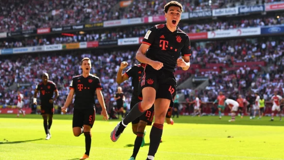 Bayerns Jamal Musiala (r) jubelt nach seinem Treffer zum 2:1. - &copy; Marius Becker/dpa