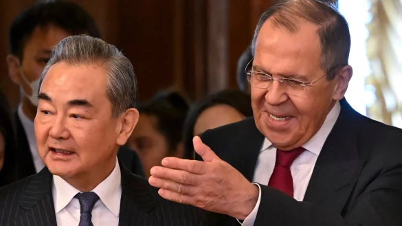 Russlands Au&szlig;enminister Sergej Lawrow empfing am Mittwoch Wang Yi, den leitenden Au&szlig;enpolitiker von China. - &copy; Alexander Nemenov/Pool AFP/AP/dpa