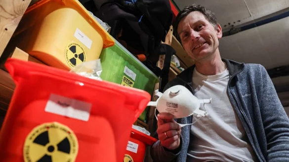 Der Anti-Atomkraft-Aktivist Gereon Hermens sitzt in seinem Keller neben Kisten mit Schutzausr&uuml;stungen. - &copy; Oliver Berg/dpa