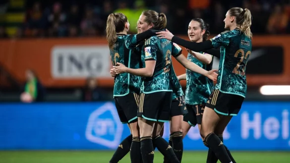 Tabea Wassmuth (l-r), Torsch&uuml;tzin Sydney Lohmann, Sara D&auml;britz und Jule Brand bejubeln den Treffer zur 1:0-F&uuml;hrung. - &copy; Marius Becker/dpa