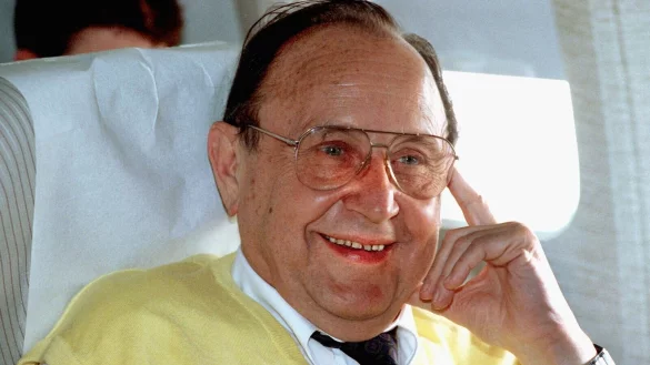 Der damalige Bundesaußenminister Hans-Dietrich Genscher (FDP) trägt während eines Fluges einen gelben Pullunder. - © Martin Gerten/dpa