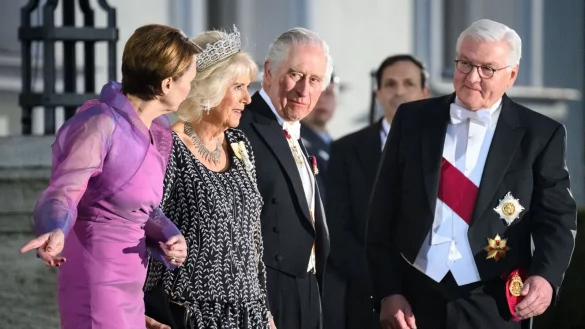 Zum Ausklang des ersten Tages ihres Staatsbesuchs sind K&ouml;nig Charles III. und seine Frau Camilla zum Staatsbankett in Schloss Bellevue eingetroffen. Bundespr&auml;sident Frank-Walter Steinmeier und seine Frau Elke B&uuml;denbender haben das K&ouml;nigspaar empfangen. - &copy; Bernd von Jutrczenka/dpa