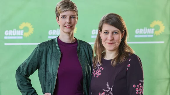 Wibke Brems (l) und Verena Sch&auml;ffer, die beiden Fraktionsvorsitzenden von B&uuml;ndnis 90/die Gr&uuml;nen in Nordrhein-Westfalen, stehen im Landtag. - &copy; Oliver Berg/dpa/Archivbild