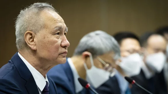 Chinas Vizepremier Liu He nimmt an einem Treffen teil. - &copy; Michael Buholzer/KEYSTONE/dpa