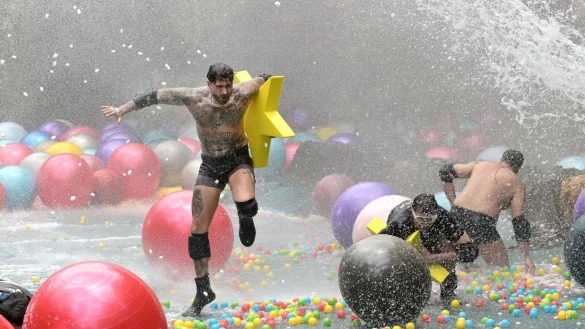 Gigi Birofio (l-r), Lucas Cordalis und Cosimo Citiolo treten in der Dschungelpr&uuml;fung &laquo;Creek der Sterne&raquo; an. - &copy; Stefan Thoyah/RTL/dpa
