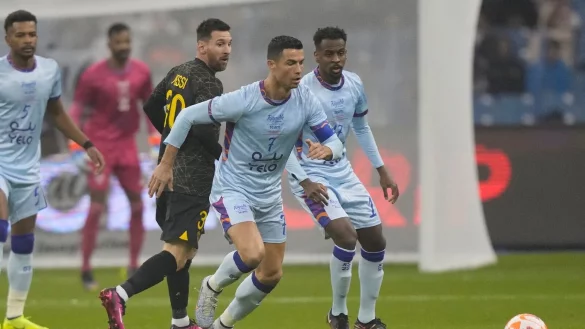 In Riad traf Cristiano Ronaldo (2.v.r.) auf Lionel Messi (2.v.l.). - &copy; Hussein Malla/AP/dpa