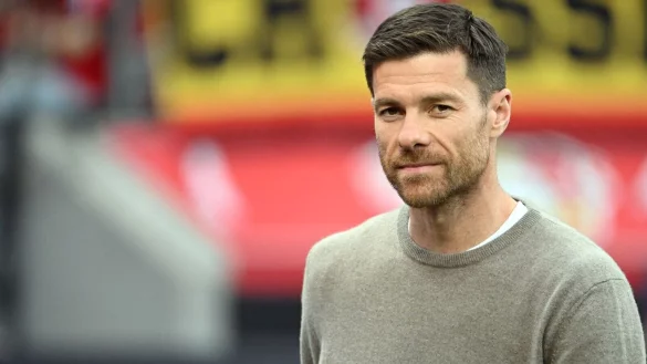 Leverkusens Trainer Xabi Alonso vor dem Spiel. - &copy; Federico Gambarini/dpa