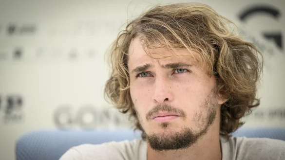 Alexander Zverev hatte sich bei den French Open im Vorjahr schwer verletzt. - © Gabriel Monnet/KEYSTONE/dpa