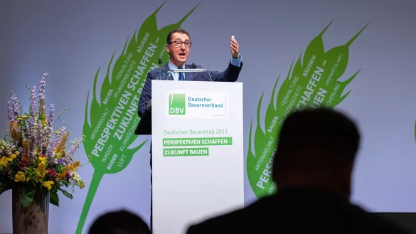 Cem &Ouml;zdemir (B&uuml;ndnis90/Gr&uuml;ne), Bundesminister f&uuml;r Ern&auml;hrung und Landwirtschaft, spricht auf dem Deutschen Bauerntag 2023. - &copy; Guido Kirchner/dpa