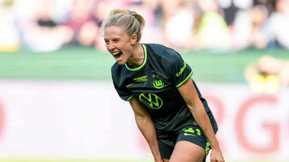 Wolfsburgs Rebecka Blomqvist jubelt nach ihrem Tor zum 2:1. - &copy; David Inderlied/dpa