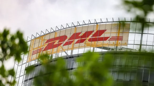 Die Deutsche Post DHL Group benennt sich um. Der global aufgestellte Konzern hei&szlig;t k&uuml;nftig nur noch DHL Group. - &copy; Oliver Berg/dpa