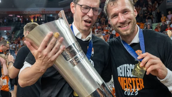 Ulms Trainer Anton Gavel (r) und Sportdirektor Thorsten Leibenath halten den Meisterpoikal. - &copy; Stefan Puchner/dpa