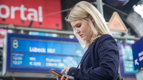 Bei Zugversp&auml;tungen sollten Betroffene sich gut informieren, ob ihnen eine Entsch&auml;digung zusteht. - &copy; Christin Klose/dpa-tmn