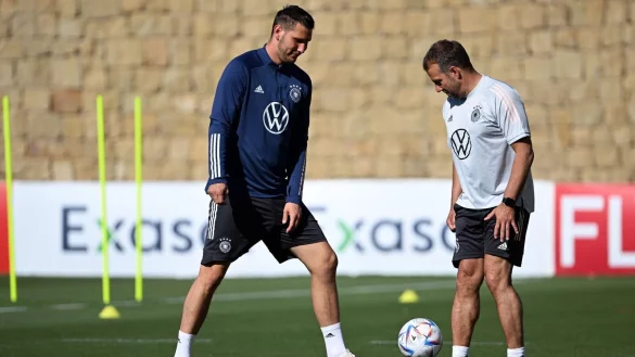 Bundestrainer Hansi Flick (r) und Niklas S&uuml;le w&auml;hrend des Trainings. - &copy; Federico Gambarini/dpa